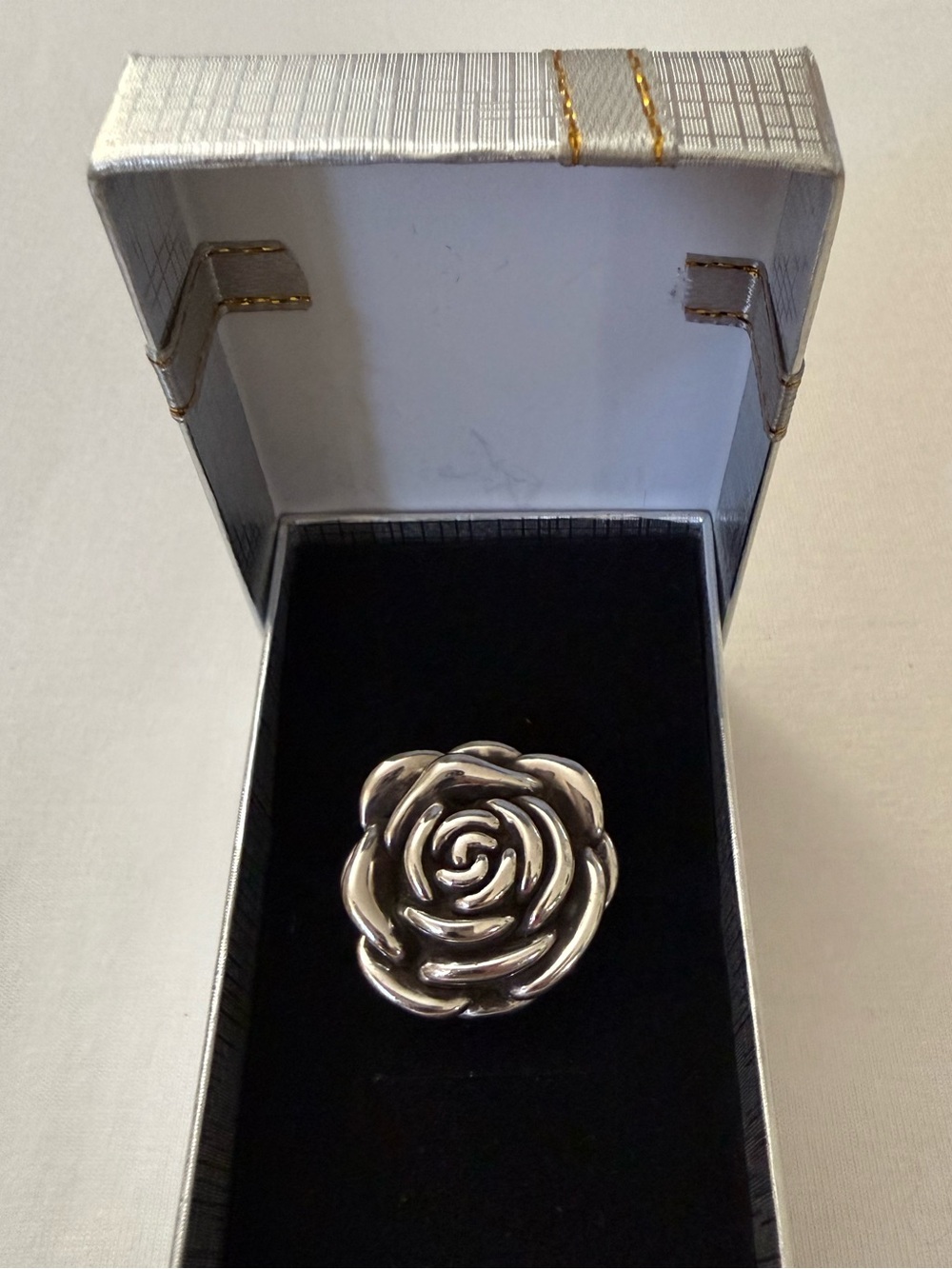 VGUC Women’s Polished Silver Rose Cocktail Ring - Feminine Floral Accent